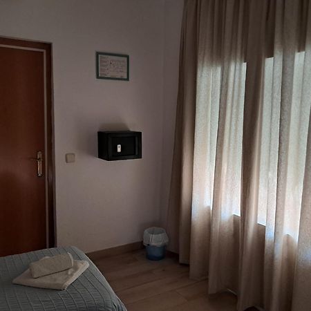 Hostal Casa Torrent Canet De Mar Esterno foto