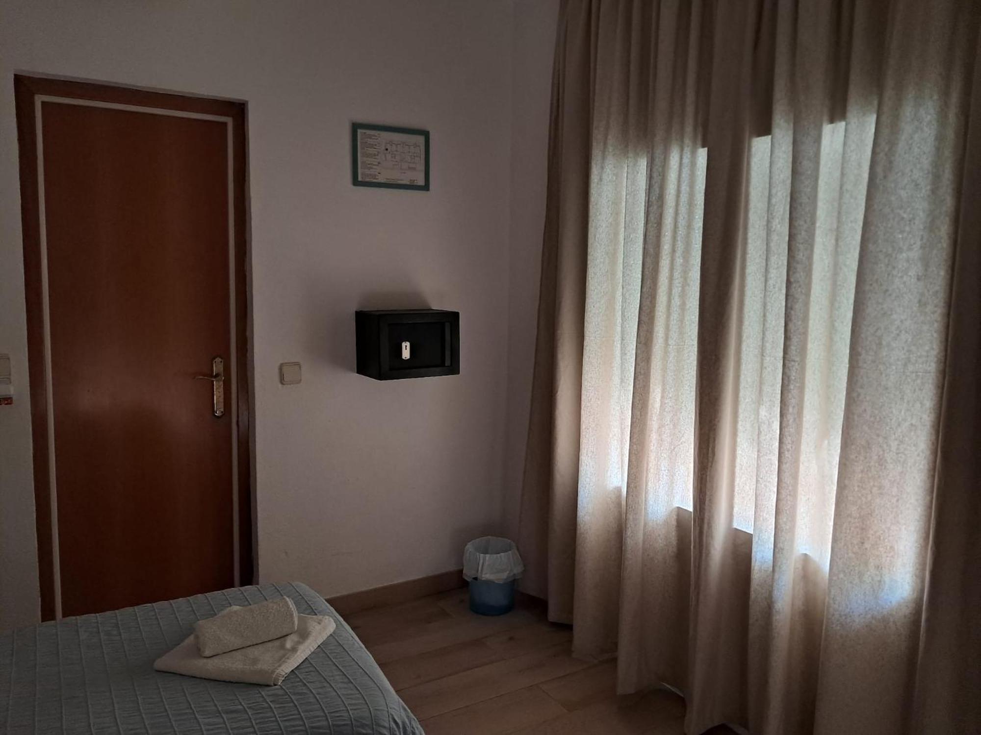 Hostal Casa Torrent Canet De Mar Esterno foto